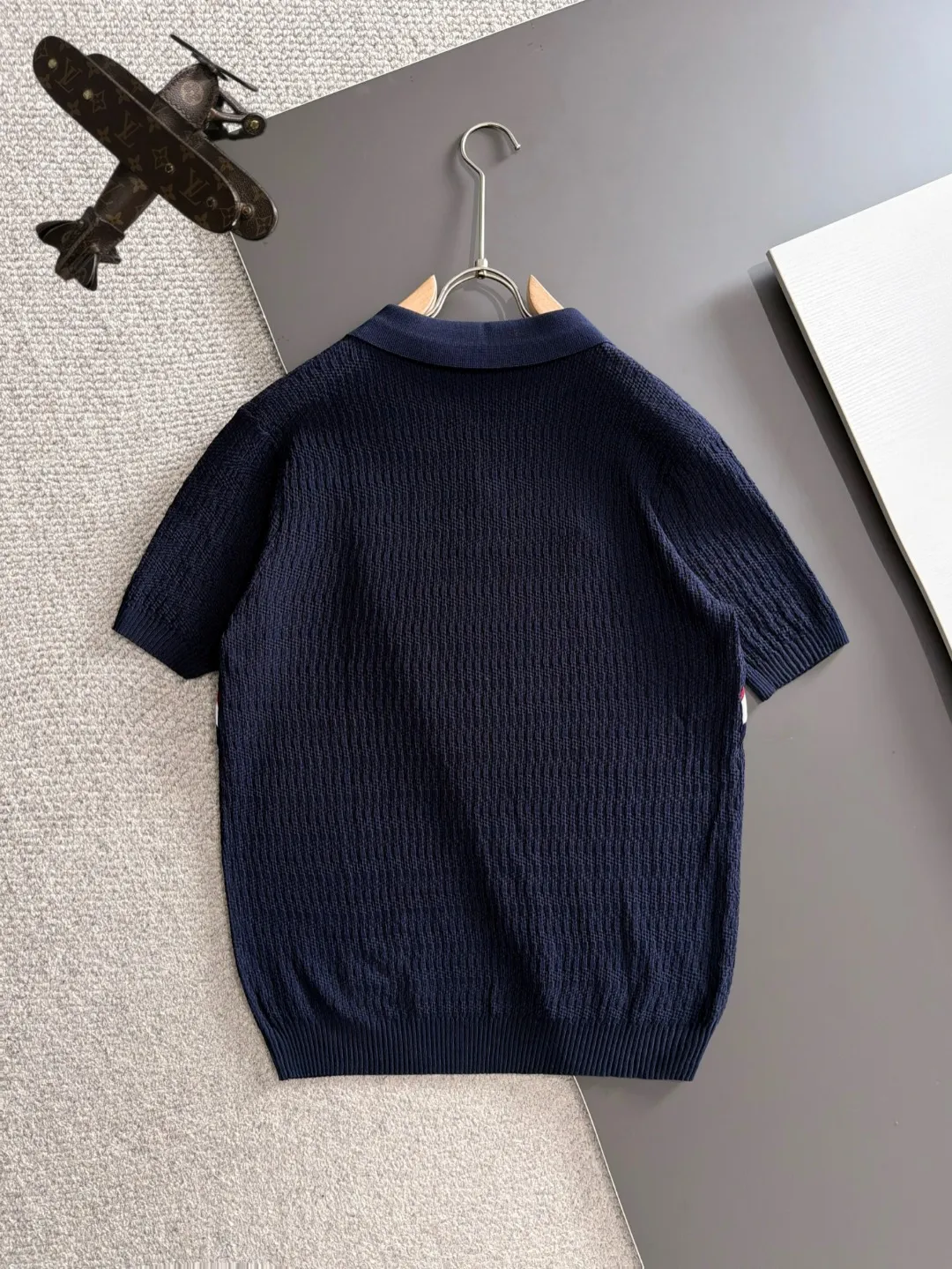 Next day delivery P165 High Quality Mouth Covered 2026 Summer New Arrival Men's Short Sleeve T-shirt Made of combed cotton yarn knitted cotton fabric, pure cotton high weight special yarn, it feels full of weight when weighed, and the upper body is more textured than ordinary T-shirts. This texture can cope with the weather easily and is suitable for both hot and cold! The pattern on the chest adopts three-dimensional embroidery technology, and is perfectly produced stitch by stitch with reference to the original version! Loose fit design, looks noble. Size: M to XXXL